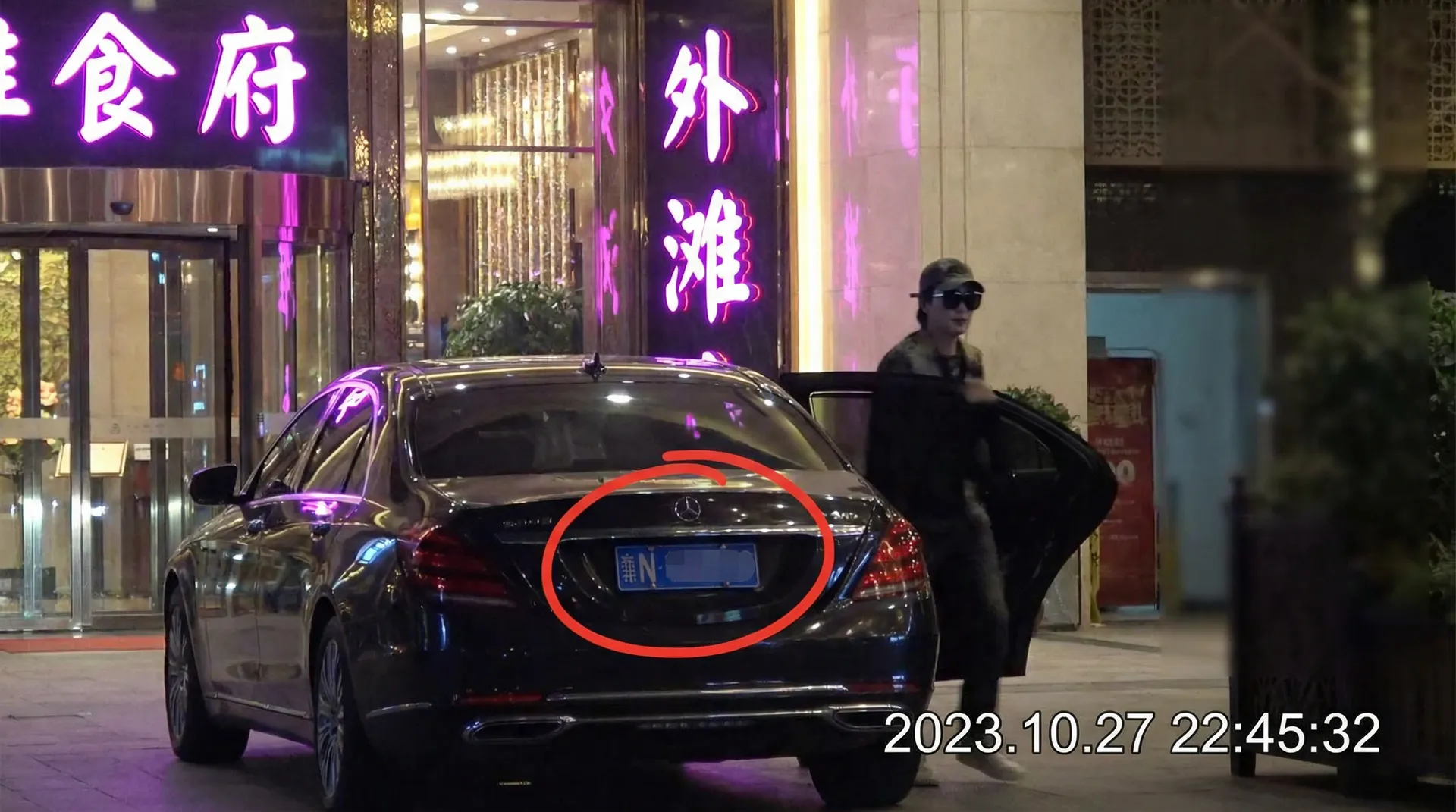 吉祥坊平台 - 豪车餐厅外偷拍